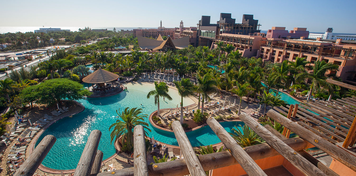  Vista conjunta de las piscinas del hotel Lopesan Baobab Resort en Meloneras, Gran Canaria 